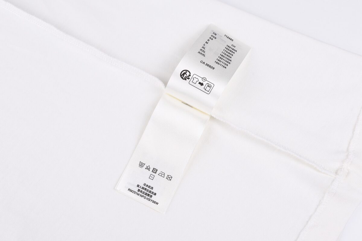 weigou_171780_8_2517c63379 P100 LOUIS VUITTON 26SS 棉质刺绣标识短袖T恤 ●正品7050购入开发 ●32支双股平纹精疏棉230克 ●1*1配套罗纹280克 ●进口刺绣 ●面料酵洗 ●定制1:1商标 ●合身版型 ●尺码:S M L XL ●款号:26208/8A#00
