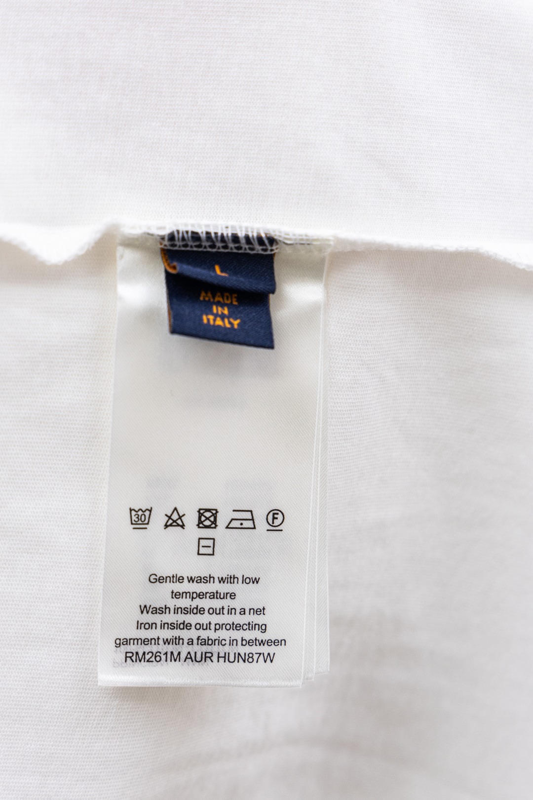 P115 LV/路易威登 激光切割Logo标识T恤短袖 ●区别市场普通版本，32支精疏棉双股平纹布，配套罗纹，模版刺绣，面料酵洗，定制1：1皮标，定制1：1商标，合身版型 ●尺码：S M L XL ●颜色：白色