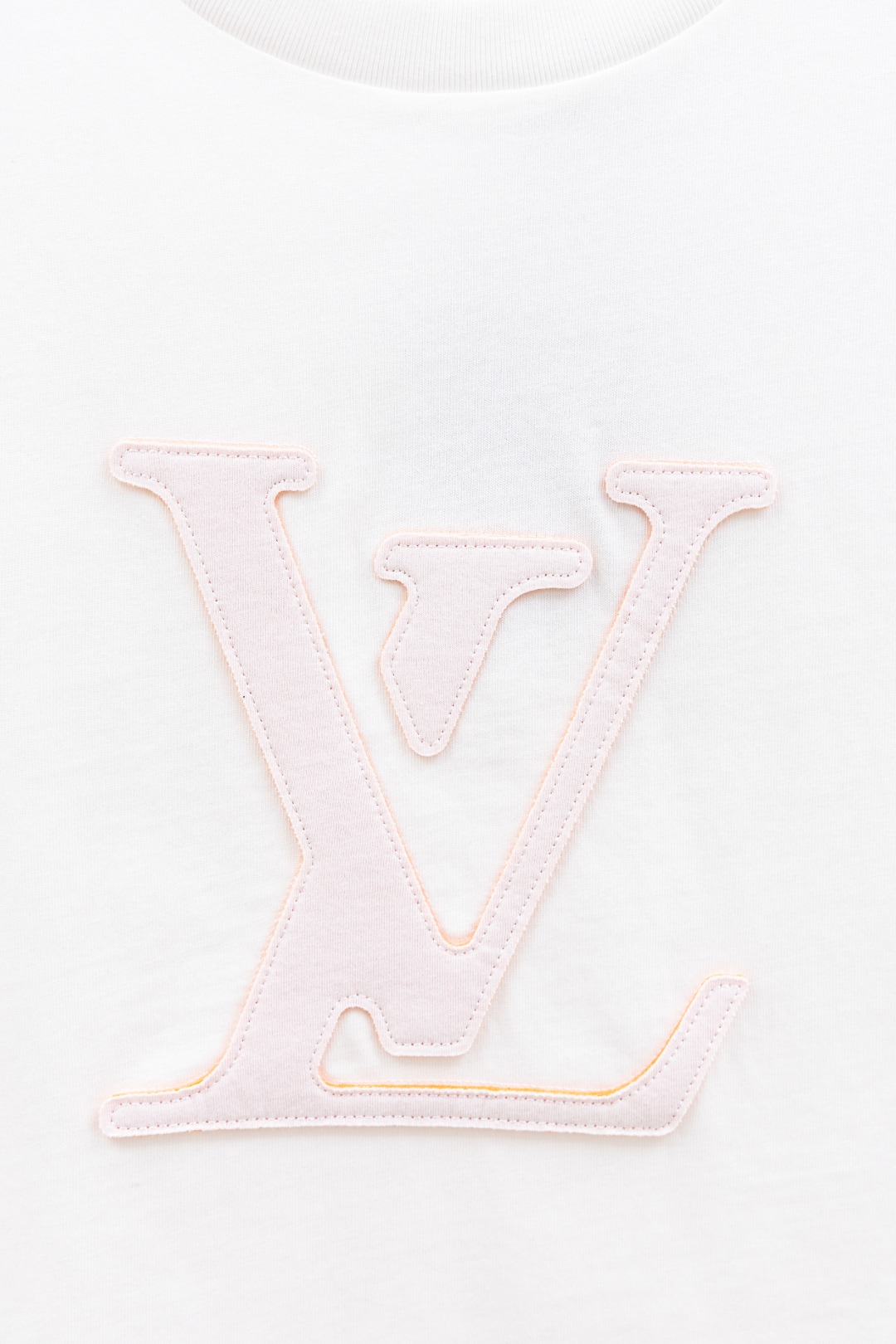 P115 LV/路易威登 激光切割Logo标识T恤短袖 ●区别市场普通版本，32支精疏棉双股平纹布，配套罗纹，模版刺绣，面料酵洗，定制1：1皮标，定制1：1商标，合身版型 ●尺码：S M L XL ●颜色：白色