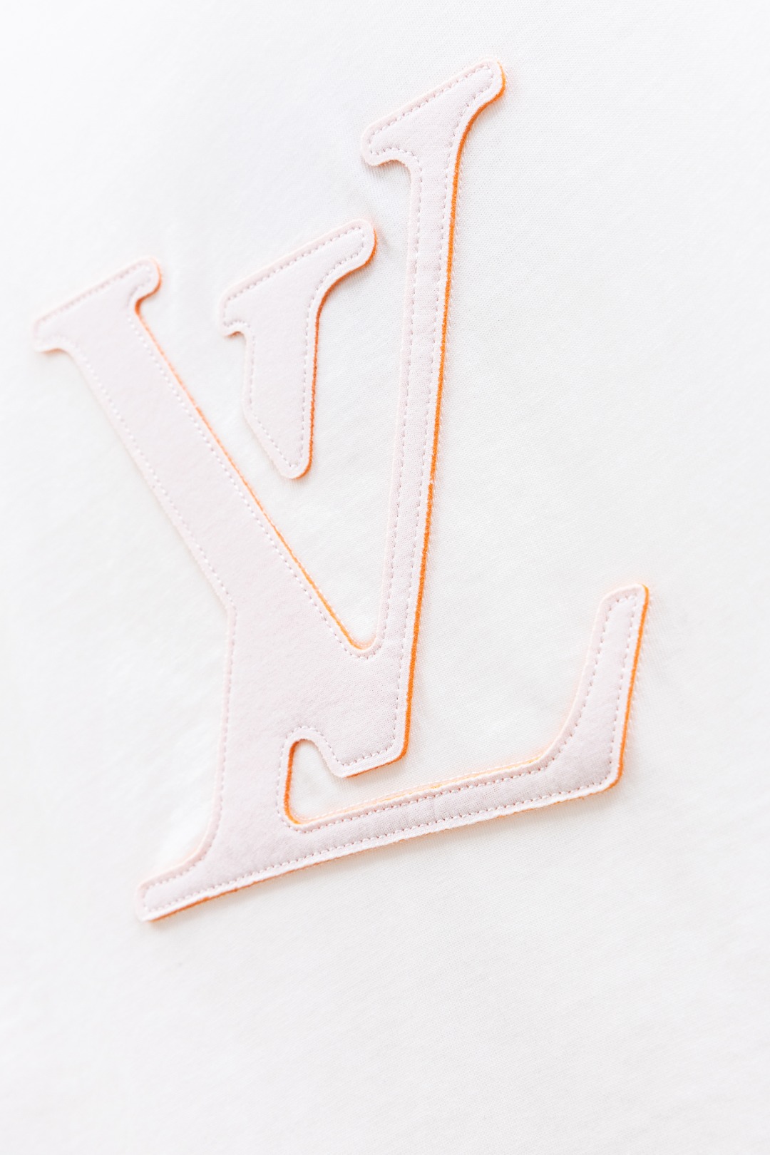 P115 LV/路易威登 激光切割Logo标识T恤短袖 ●区别市场普通版本，32支精疏棉双股平纹布，配套罗纹，模版刺绣，面料酵洗，定制1：1皮标，定制1：1商标，合身版型 ●尺码：S M L XL ●颜色：白色