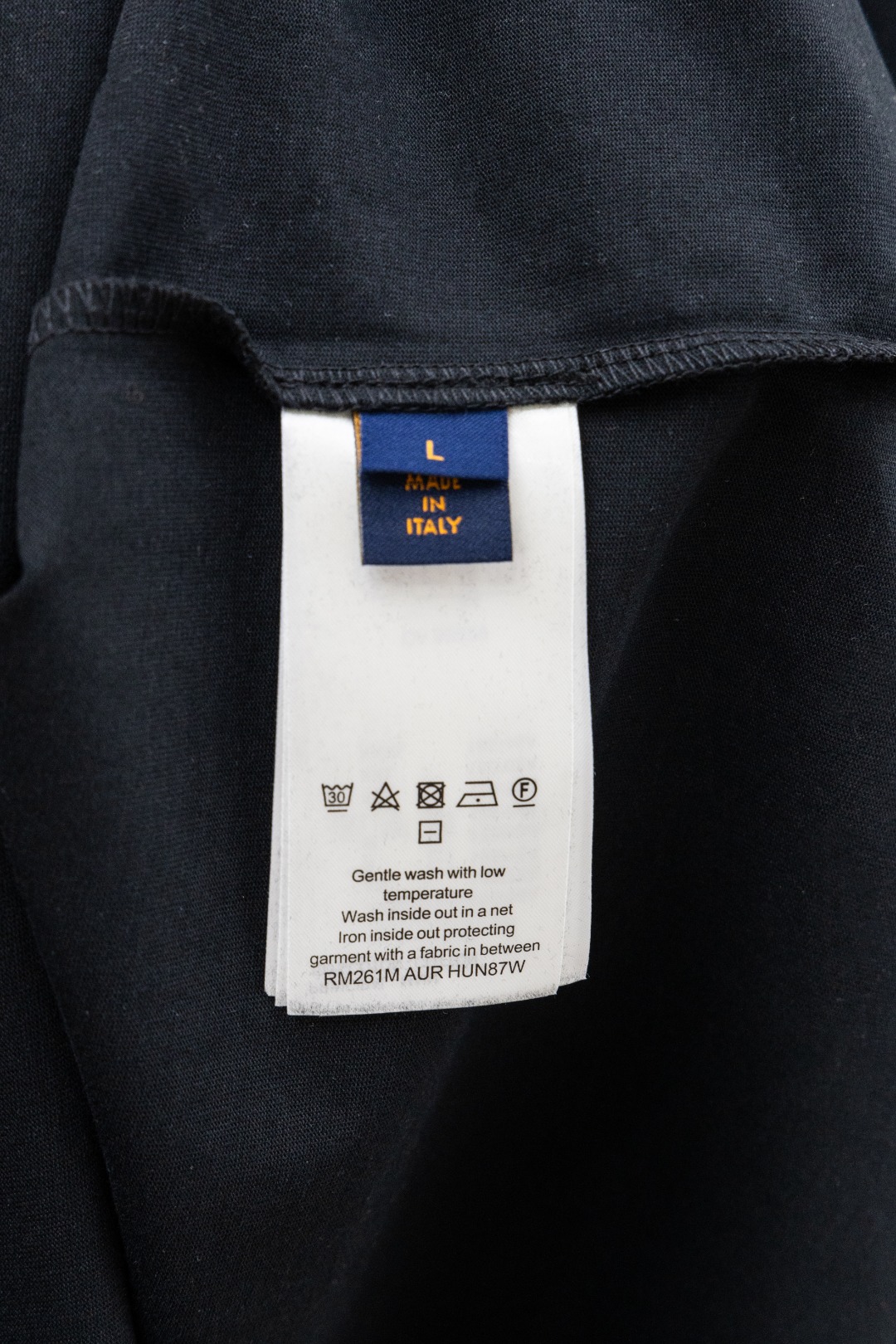 P105 LV/路易威登 26FW棉质印花标识T恤短袖 ●区别市场普通版本，32支双股精梳棉平纹面料，配套罗纹，胶浆印花，面料酵洗，定制1：1商标，合身版型 ●尺码：S M L XL ●颜色：黑色