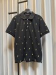 P180 【高端复刻】 LOUIS VUITTON*路易威登 26ss 路易满幅金标刺绣polo衫短袖（黑） ，延续经典商务休闲翻领POLO恤.该款Polo衫采用丝光珠地棉面料制成，隽永设计可跨越时尚潮流。经典款型，让整体更具细节感 合体的版型，面料采用全棉珠地料，舒适，亲肤，透气好，平时通勤休闲都很实穿的一款 强烈推荐 认准版本。 Size：s/m/l/xl