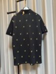 P180 【高端复刻】 LOUIS VUITTON*路易威登 26ss 路易满幅金标刺绣polo衫短袖（黑） ，延续经典商务休闲翻领POLO恤.该款Polo衫采用丝光珠地棉面料制成，隽永设计可跨越时尚潮流。经典款型，让整体更具细节感 合体的版型，面料采用全棉珠地料，舒适，亲肤，透气好，平时通勤休闲都很实穿的一款 强烈推荐 认准版本。 Size：s/m/l/xl