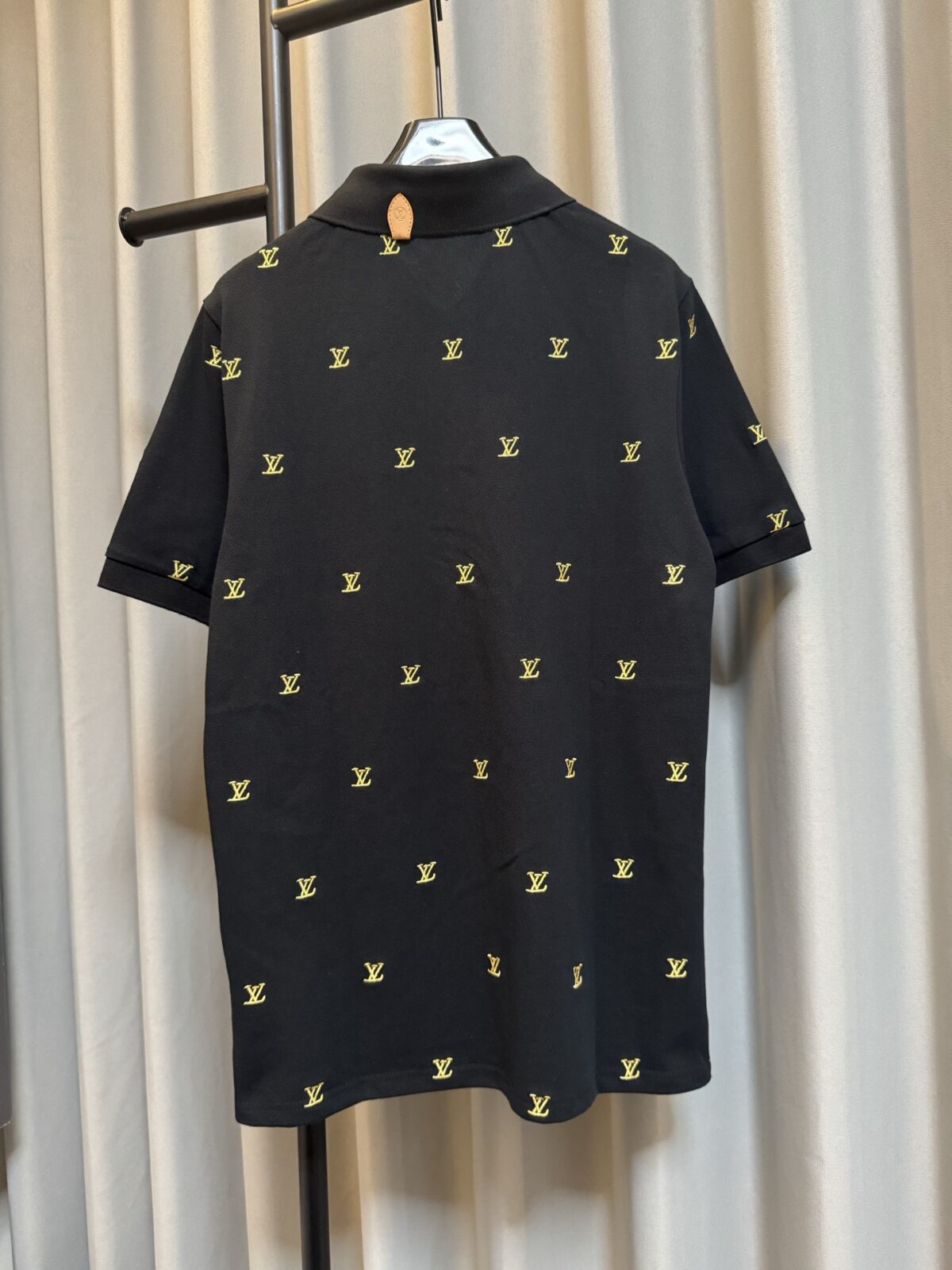 P180 【高端复刻】 LOUIS VUITTON*路易威登 26ss 路易满幅金标刺绣polo衫短袖（黑） ，延续经典商务休闲翻领POLO恤.该款Polo衫采用丝光珠地棉面料制成，隽永设计可跨越时尚潮流。经典款型，让整体更具细节感 合体的版型，面料采用全棉珠地料，舒适，亲肤，透气好，平时通勤休闲都很实穿的一款 强烈推荐 认准版本。 Size：s/m/l/xl