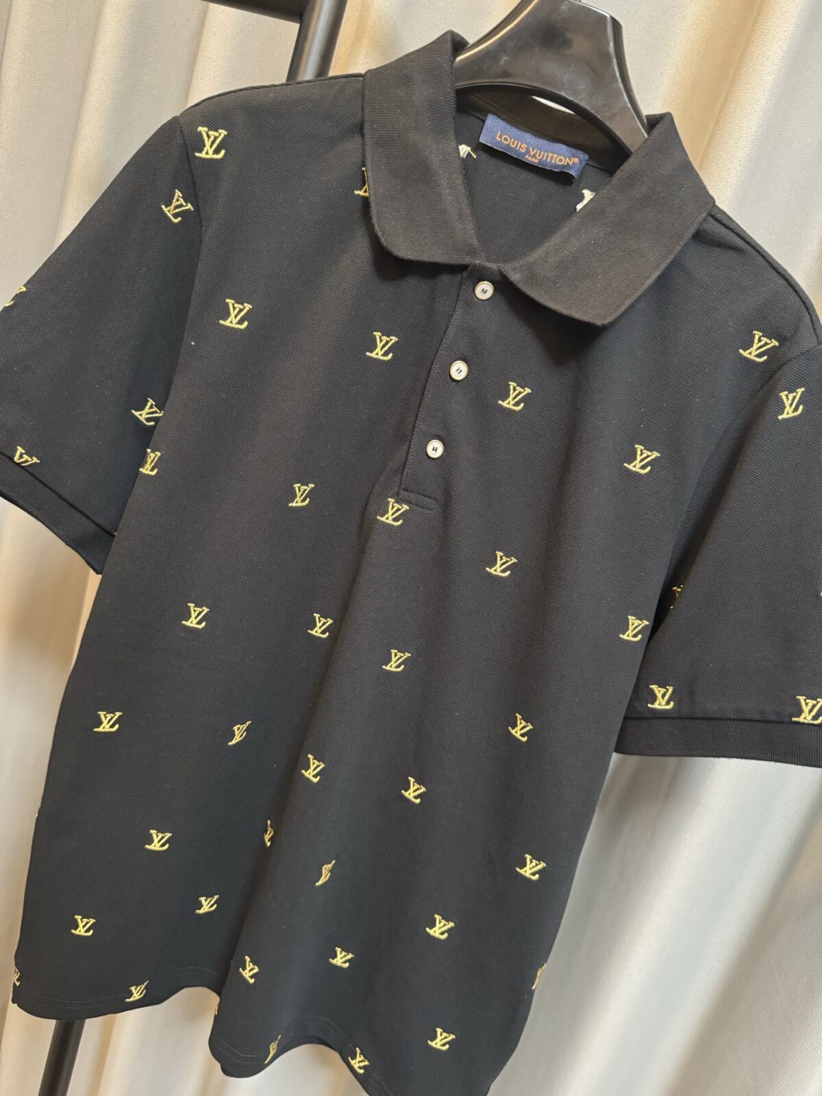 P180 【高端复刻】 LOUIS VUITTON*路易威登 26ss 路易满幅金标刺绣polo衫短袖（黑） ，延续经典商务休闲翻领POLO恤.该款Polo衫采用丝光珠地棉面料制成，隽永设计可跨越时尚潮流。经典款型，让整体更具细节感 合体的版型，面料采用全棉珠地料，舒适，亲肤，透气好，平时通勤休闲都很实穿的一款 强烈推荐 认准版本。 Size：s/m/l/xl