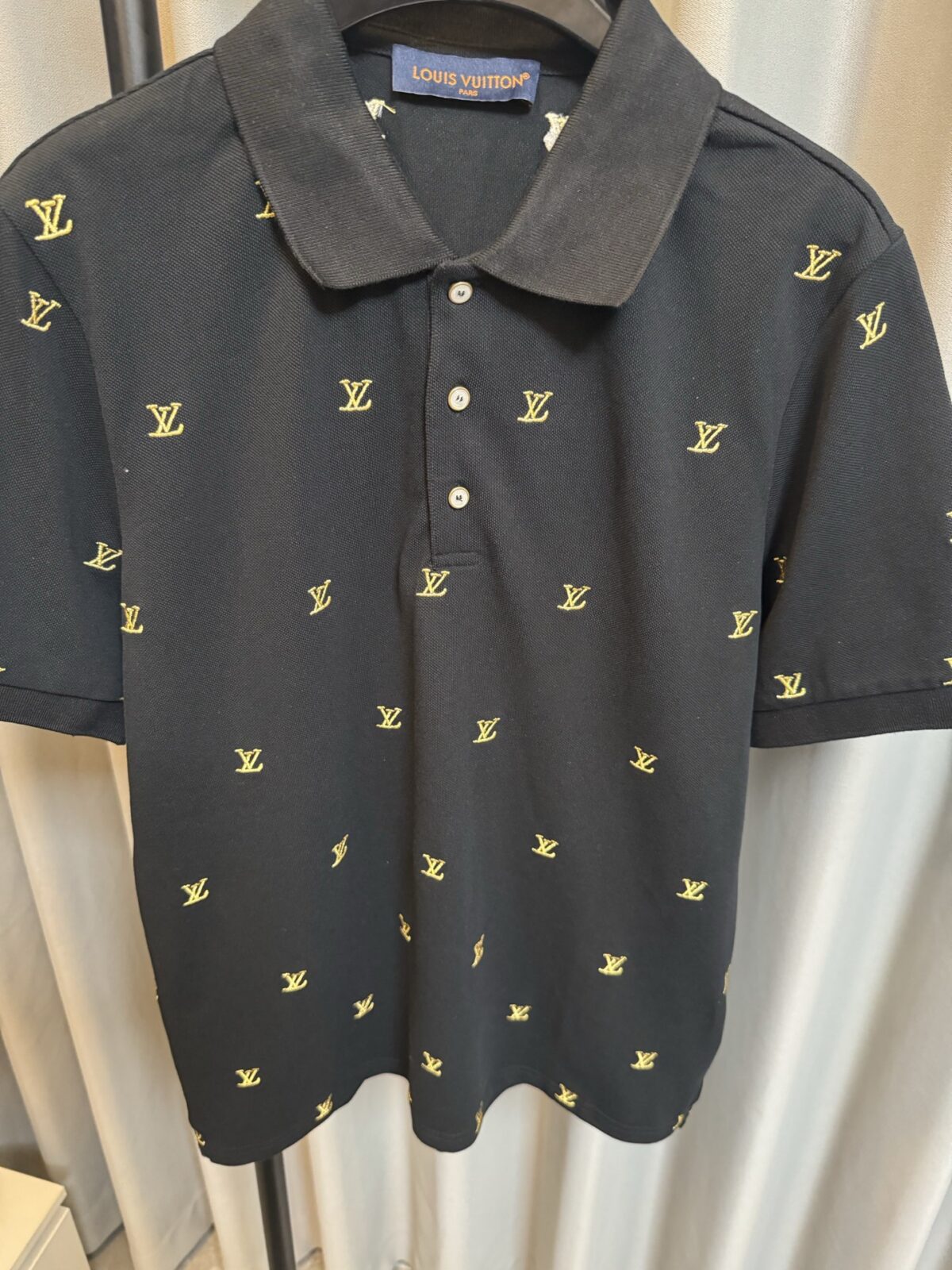 P180 【高端复刻】 LOUIS VUITTON*路易威登 26ss 路易满幅金标刺绣polo衫短袖（黑） ，延续经典商务休闲翻领POLO恤.该款Polo衫采用丝光珠地棉面料制成，隽永设计可跨越时尚潮流。经典款型，让整体更具细节感 合体的版型，面料采用全棉珠地料，舒适，亲肤，透气好，平时通勤休闲都很实穿的一款 强烈推荐 认准版本。 Size：s/m/l/xl