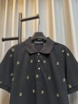 P180 【高端复刻】 LOUIS VUITTON*路易威登 26ss 路易满幅金标刺绣polo衫短袖（黑） ，延续经典商务休闲翻领POLO恤.该款Polo衫采用丝光珠地棉面料制成，隽永设计可跨越时尚潮流。经典款型，让整体更具细节感 合体的版型，面料采用全棉珠地料，舒适，亲肤，透气好，平时通勤休闲都很实穿的一款 强烈推荐 认准版本。 Size：s/m/l/xl