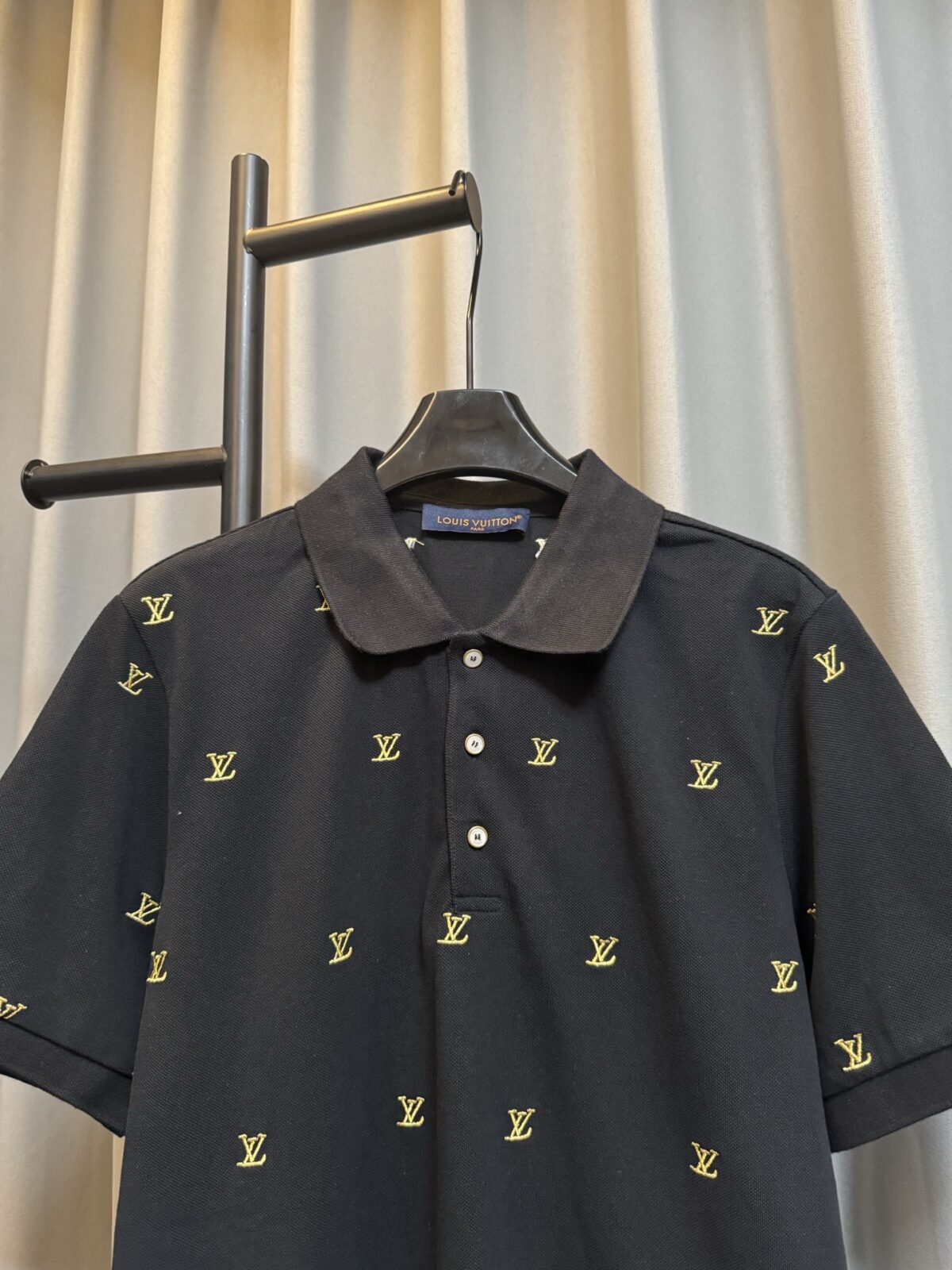 P180 【高端复刻】 LOUIS VUITTON*路易威登 26ss 路易满幅金标刺绣polo衫短袖（黑） ，延续经典商务休闲翻领POLO恤.该款Polo衫采用丝光珠地棉面料制成，隽永设计可跨越时尚潮流。经典款型，让整体更具细节感 合体的版型，面料采用全棉珠地料，舒适，亲肤，透气好，平时通勤休闲都很实穿的一款 强烈推荐 认准版本。 Size：s/m/l/xl