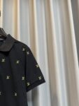 P180 【高端复刻】 LOUIS VUITTON*路易威登 26ss 路易满幅金标刺绣polo衫短袖（黑） ，延续经典商务休闲翻领POLO恤.该款Polo衫采用丝光珠地棉面料制成，隽永设计可跨越时尚潮流。经典款型，让整体更具细节感 合体的版型，面料采用全棉珠地料，舒适，亲肤，透气好，平时通勤休闲都很实穿的一款 强烈推荐 认准版本。 Size：s/m/l/xl