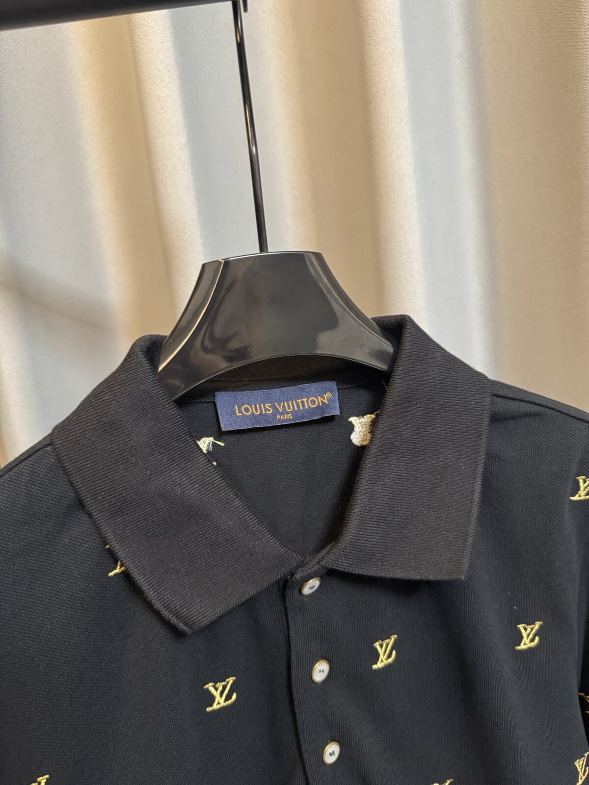 P180 【高端复刻】 LOUIS VUITTON*路易威登 26ss 路易满幅金标刺绣polo衫短袖（黑） ，延续经典商务休闲翻领POLO恤.该款Polo衫采用丝光珠地棉面料制成，隽永设计可跨越时尚潮流。经典款型，让整体更具细节感 合体的版型，面料采用全棉珠地料，舒适，亲肤，透气好，平时通勤休闲都很实穿的一款 强烈推荐 认准版本。 Size：s/m/l/xl