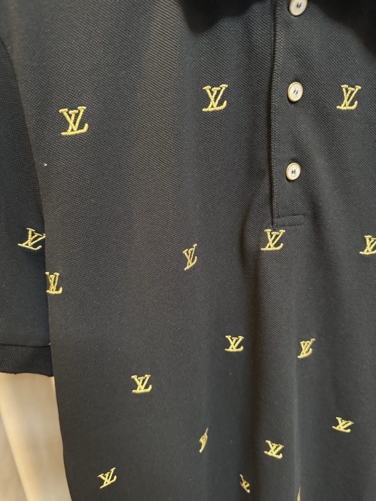 P180 【高端复刻】 LOUIS VUITTON*路易威登 26ss 路易满幅金标刺绣polo衫短袖（黑） ，延续经典商务休闲翻领POLO恤.该款Polo衫采用丝光珠地棉面料制成，隽永设计可跨越时尚潮流。经典款型，让整体更具细节感 合体的版型，面料采用全棉珠地料，舒适，亲肤，透气好，平时通勤休闲都很实穿的一款 强烈推荐 认准版本。 Size：s/m/l/xl