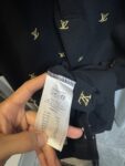P180 【高端复刻】 LOUIS VUITTON*路易威登 26ss 路易满幅金标刺绣polo衫短袖（黑） ，延续经典商务休闲翻领POLO恤.该款Polo衫采用丝光珠地棉面料制成，隽永设计可跨越时尚潮流。经典款型，让整体更具细节感 合体的版型，面料采用全棉珠地料，舒适，亲肤，透气好，平时通勤休闲都很实穿的一款 强烈推荐 认准版本。 Size：s/m/l/xl