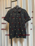 P180 【高端复刻】 LOUIS VUITTON*路易威登 26ss 路易满幅金标刺绣polo衫短袖（黑） ，延续经典商务休闲翻领POLO恤.该款Polo衫采用丝光珠地棉面料制成，隽永设计可跨越时尚潮流。经典款型，让整体更具细节感 合体的版型，面料采用全棉珠地料，舒适，亲肤，透气好，平时通勤休闲都很实穿的一款 强烈推荐 认准版本。 Size：s/m/l/xl