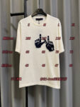 P155 【高端复刻】 𝐋𝐨𝐮𝐢𝐬 𝐕𝐮𝐢𝐭𝐭𝐨𝐧/路易 26SS lv手势刺绣针织短袖T恤（米白） LV 以趣味手势元素打造的创意系列短袖，用针织面料与立体刺绣工艺，打造兼具质感与个性的小众款。 🔹 面料与质感 核心面料：甄选LV 定制针织面料，布面细腻软糯，自带柔和哑光质感，上身轻薄透气，垂坠感优异，久穿不易起球变形。 穿着体验：面料亲肤透气，吸湿排汗性优异，夏季穿着清爽不闷汗；触感顺滑亲肤，不扎肤、不闷热，日常穿着舒适自在。 版型表现：合身直筒版型，修饰肩线与身形比例；圆领设计利落干练，自带简约高级氛围，适配多种穿搭场景。 🔹 工艺与细节 核心手势刺绣工艺： 胸口位置采用趣味手势刺绣，以藏蓝色为主体，搭配白色轮廓线，其中一只手上带有 LV 字母标识，刺绣针脚细密饱满，边缘无毛边，质感立体精致。在极简的米白色针织衣身上，这个创意手势刺绣是整件 T 恤的灵魂亮点。 细节做工： 领口采用罗纹收边，走线工整细密，反复穿着不易松垮变形； 袖口、下摆采用罗纹锁边，做工精细，不易脱线； 领标、洗水标等辅料齐全，完整还原正品配置，细节拉满。 Size：s/m/l/xl/