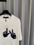 P155 【高端复刻】 𝐋𝐨𝐮𝐢𝐬 𝐕𝐮𝐢𝐭𝐭𝐨𝐧/路易 26SS lv手势刺绣针织短袖T恤（米白） LV 以趣味手势元素打造的创意系列短袖，用针织面料与立体刺绣工艺，打造兼具质感与个性的小众款。 🔹 面料与质感 核心面料：甄选LV 定制针织面料，布面细腻软糯，自带柔和哑光质感，上身轻薄透气，垂坠感优异，久穿不易起球变形。 穿着体验：面料亲肤透气，吸湿排汗性优异，夏季穿着清爽不闷汗；触感顺滑亲肤，不扎肤、不闷热，日常穿着舒适自在。 版型表现：合身直筒版型，修饰肩线与身形比例；圆领设计利落干练，自带简约高级氛围，适配多种穿搭场景。 🔹 工艺与细节 核心手势刺绣工艺： 胸口位置采用趣味手势刺绣，以藏蓝色为主体，搭配白色轮廓线，其中一只手上带有 LV 字母标识，刺绣针脚细密饱满，边缘无毛边，质感立体精致。在极简的米白色针织衣身上，这个创意手势刺绣是整件 T 恤的灵魂亮点。 细节做工： 领口采用罗纹收边，走线工整细密，反复穿着不易松垮变形； 袖口、下摆采用罗纹锁边，做工精细，不易脱线； 领标、洗水标等辅料齐全，完整还原正品配置，细节拉满。 Size：s/m/l/xl/