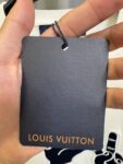 P155 【高端复刻】 𝐋𝐨𝐮𝐢𝐬 𝐕𝐮𝐢𝐭𝐭𝐨𝐧/路易 26SS lv手势刺绣针织短袖T恤（米白） LV 以趣味手势元素打造的创意系列短袖，用针织面料与立体刺绣工艺，打造兼具质感与个性的小众款。 🔹 面料与质感 核心面料：甄选LV 定制针织面料，布面细腻软糯，自带柔和哑光质感，上身轻薄透气，垂坠感优异，久穿不易起球变形。 穿着体验：面料亲肤透气，吸湿排汗性优异，夏季穿着清爽不闷汗；触感顺滑亲肤，不扎肤、不闷热，日常穿着舒适自在。 版型表现：合身直筒版型，修饰肩线与身形比例；圆领设计利落干练，自带简约高级氛围，适配多种穿搭场景。 🔹 工艺与细节 核心手势刺绣工艺： 胸口位置采用趣味手势刺绣，以藏蓝色为主体，搭配白色轮廓线，其中一只手上带有 LV 字母标识，刺绣针脚细密饱满，边缘无毛边，质感立体精致。在极简的米白色针织衣身上，这个创意手势刺绣是整件 T 恤的灵魂亮点。 细节做工： 领口采用罗纹收边，走线工整细密，反复穿着不易松垮变形； 袖口、下摆采用罗纹锁边，做工精细，不易脱线； 领标、洗水标等辅料齐全，完整还原正品配置，细节拉满。 Size：s/m/l/xl/