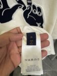 P155 【高端复刻】 𝐋𝐨𝐮𝐢𝐬 𝐕𝐮𝐢𝐭𝐭𝐨𝐧/路易 26SS lv手势刺绣针织短袖T恤（米白） LV 以趣味手势元素打造的创意系列短袖，用针织面料与立体刺绣工艺，打造兼具质感与个性的小众款。 🔹 面料与质感 核心面料：甄选LV 定制针织面料，布面细腻软糯，自带柔和哑光质感，上身轻薄透气，垂坠感优异，久穿不易起球变形。 穿着体验：面料亲肤透气，吸湿排汗性优异，夏季穿着清爽不闷汗；触感顺滑亲肤，不扎肤、不闷热，日常穿着舒适自在。 版型表现：合身直筒版型，修饰肩线与身形比例；圆领设计利落干练，自带简约高级氛围，适配多种穿搭场景。 🔹 工艺与细节 核心手势刺绣工艺： 胸口位置采用趣味手势刺绣，以藏蓝色为主体，搭配白色轮廓线，其中一只手上带有 LV 字母标识，刺绣针脚细密饱满，边缘无毛边，质感立体精致。在极简的米白色针织衣身上，这个创意手势刺绣是整件 T 恤的灵魂亮点。 细节做工： 领口采用罗纹收边，走线工整细密，反复穿着不易松垮变形； 袖口、下摆采用罗纹锁边，做工精细，不易脱线； 领标、洗水标等辅料齐全，完整还原正品配置，细节拉满。 Size：s/m/l/xl/