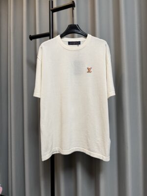 P130 【高版】 LOUIS VUITTON/路易 26ss lv皮质针织微标短袖T恤（米白） 32支双纱精梳棉棉纱，采用德国进口机（SOTO）14针织机，模版刺绣，毛料酵洗，定制皮标、商标，合身版型 #建议手洗（本产品为毛料织造而成不易机洗） Size：s/m/l/xl