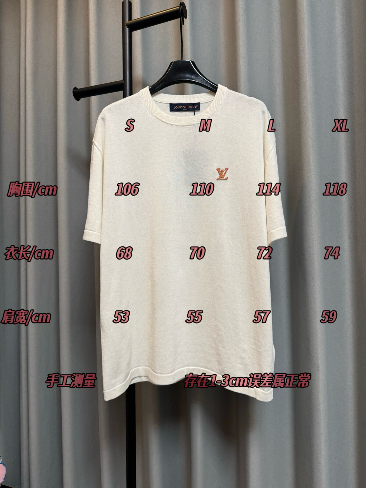 P130 【高版】 LOUIS VUITTON/路易 26ss lv皮质针织微标短袖T恤（米白） 32支双纱精梳棉棉纱，采用德国进口机（SOTO）14针织机，模版刺绣，毛料酵洗，定制皮标、商标，合身版型 #建议手洗（本产品为毛料织造而成不易机洗） Size：s/m/l/xl
