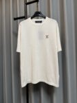 P130 【高版】 LOUIS VUITTON/路易 26ss lv皮质针织微标短袖T恤（米白） 32支双纱精梳棉棉纱，采用德国进口机（SOTO）14针织机，模版刺绣，毛料酵洗，定制皮标、商标，合身版型 #建议手洗（本产品为毛料织造而成不易机洗） Size：s/m/l/xl
