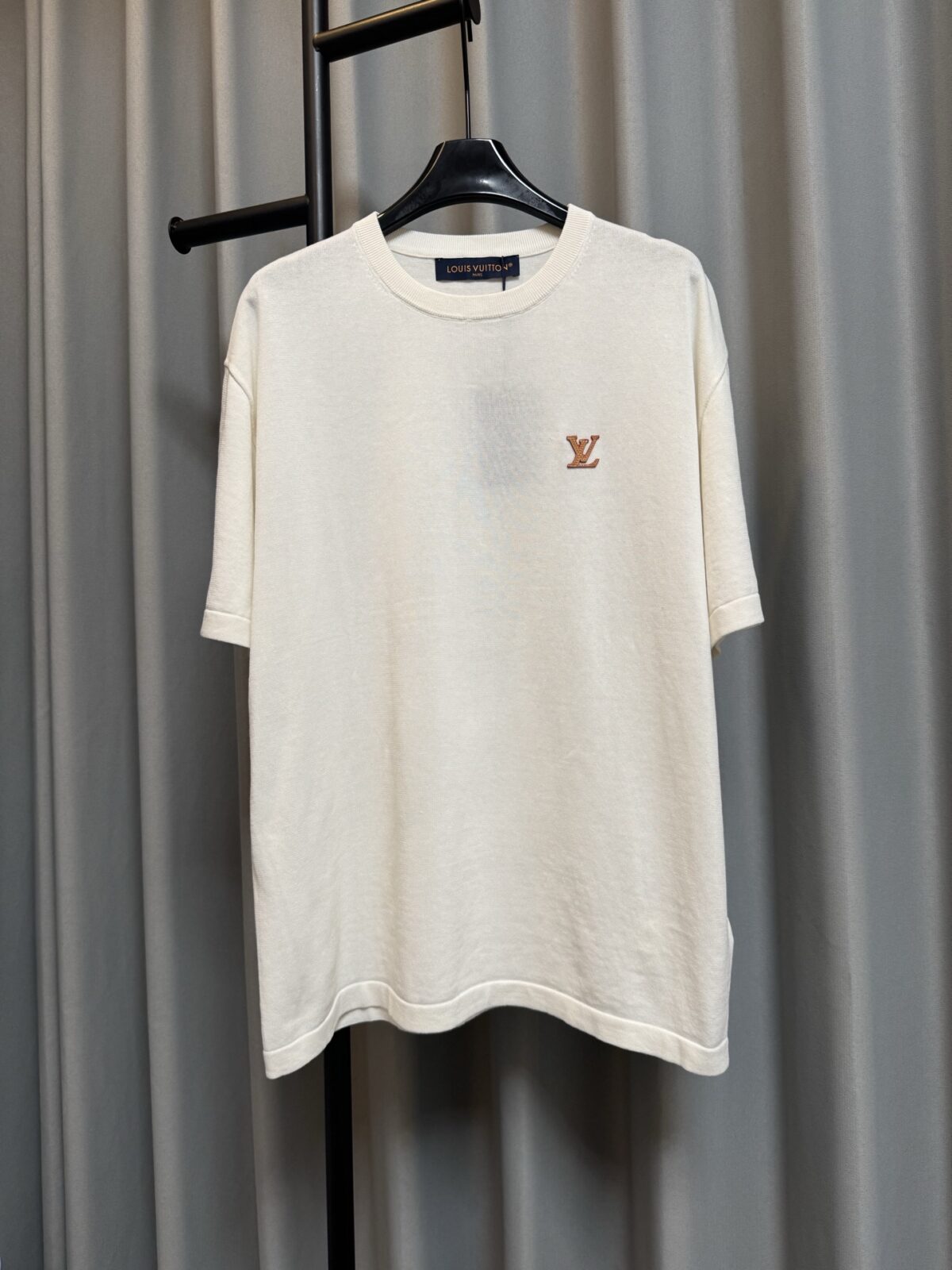 P130 【高版】 LOUIS VUITTON/路易 26ss lv皮质针织微标短袖T恤（米白） 32支双纱精梳棉棉纱，采用德国进口机（SOTO）14针织机，模版刺绣，毛料酵洗，定制皮标、商标，合身版型 #建议手洗（本产品为毛料织造而成不易机洗） Size：s/m/l/xl