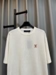 P130 【高版】 LOUIS VUITTON/路易 26ss lv皮质针织微标短袖T恤（米白） 32支双纱精梳棉棉纱，采用德国进口机（SOTO）14针织机，模版刺绣，毛料酵洗，定制皮标、商标，合身版型 #建议手洗（本产品为毛料织造而成不易机洗） Size：s/m/l/xl