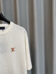P130 【高版】 LOUIS VUITTON/路易 26ss lv皮质针织微标短袖T恤（米白） 32支双纱精梳棉棉纱，采用德国进口机（SOTO）14针织机，模版刺绣，毛料酵洗，定制皮标、商标，合身版型 #建议手洗（本产品为毛料织造而成不易机洗） Size：s/m/l/xl