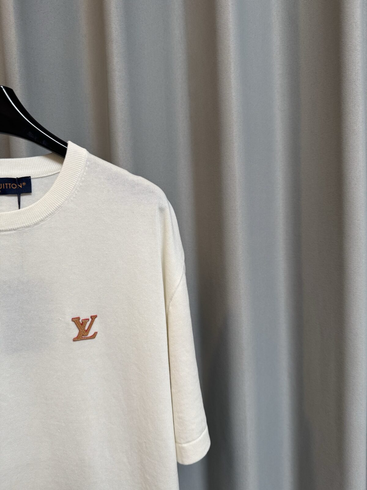 P130 【高版】 LOUIS VUITTON/路易 26ss lv皮质针织微标短袖T恤（米白） 32支双纱精梳棉棉纱，采用德国进口机（SOTO）14针织机，模版刺绣，毛料酵洗，定制皮标、商标，合身版型 #建议手洗（本产品为毛料织造而成不易机洗） Size：s/m/l/xl