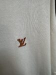 P130 【高版】 LOUIS VUITTON/路易 26ss lv皮质针织微标短袖T恤（米白） 32支双纱精梳棉棉纱，采用德国进口机（SOTO）14针织机，模版刺绣，毛料酵洗，定制皮标、商标，合身版型 #建议手洗（本产品为毛料织造而成不易机洗） Size：s/m/l/xl