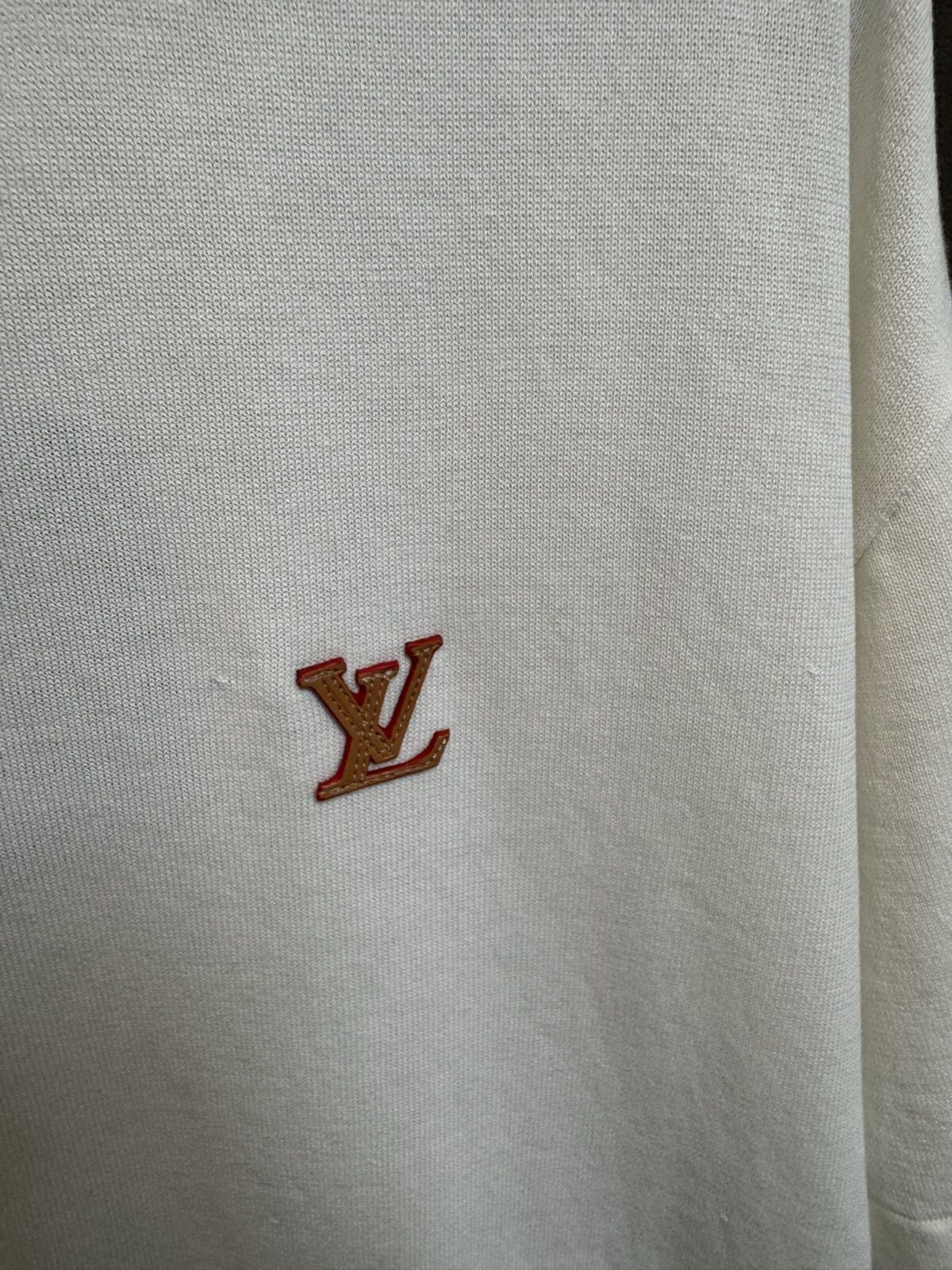 P130 【高版】 LOUIS VUITTON/路易 26ss lv皮质针织微标短袖T恤（米白） 32支双纱精梳棉棉纱，采用德国进口机（SOTO）14针织机，模版刺绣，毛料酵洗，定制皮标、商标，合身版型 #建议手洗（本产品为毛料织造而成不易机洗） Size：s/m/l/xl