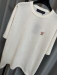 P130 【高版】 LOUIS VUITTON/路易 26ss lv皮质针织微标短袖T恤（米白） 32支双纱精梳棉棉纱，采用德国进口机（SOTO）14针织机，模版刺绣，毛料酵洗，定制皮标、商标，合身版型 #建议手洗（本产品为毛料织造而成不易机洗） Size：s/m/l/xl