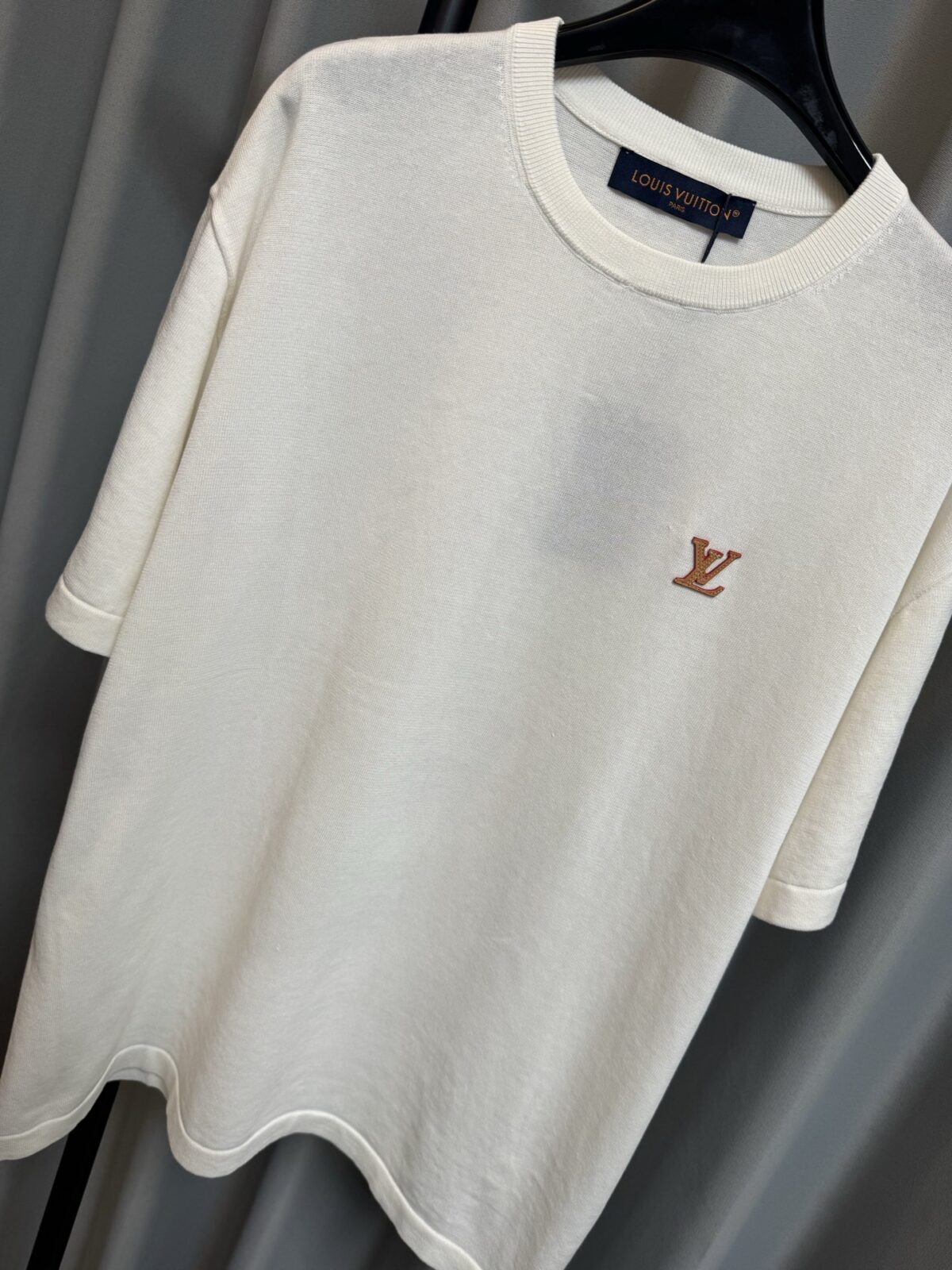 P130 【高版】 LOUIS VUITTON/路易 26ss lv皮质针织微标短袖T恤（米白） 32支双纱精梳棉棉纱，采用德国进口机（SOTO）14针织机，模版刺绣，毛料酵洗，定制皮标、商标，合身版型 #建议手洗（本产品为毛料织造而成不易机洗） Size：s/m/l/xl