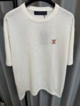P130 【高版】 LOUIS VUITTON/路易 26ss lv皮质针织微标短袖T恤（米白） 32支双纱精梳棉棉纱，采用德国进口机（SOTO）14针织机，模版刺绣，毛料酵洗，定制皮标、商标，合身版型 #建议手洗（本产品为毛料织造而成不易机洗） Size：s/m/l/xl