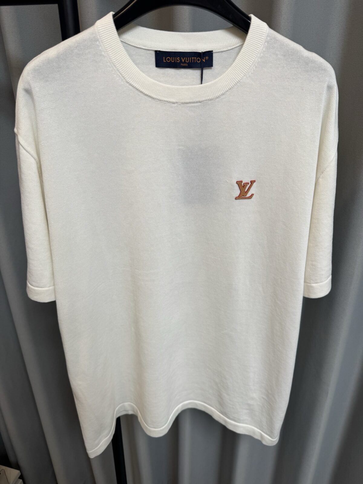 P130 【高版】 LOUIS VUITTON/路易 26ss lv皮质针织微标短袖T恤（米白） 32支双纱精梳棉棉纱，采用德国进口机（SOTO）14针织机，模版刺绣，毛料酵洗，定制皮标、商标，合身版型 #建议手洗（本产品为毛料织造而成不易机洗） Size：s/m/l/xl