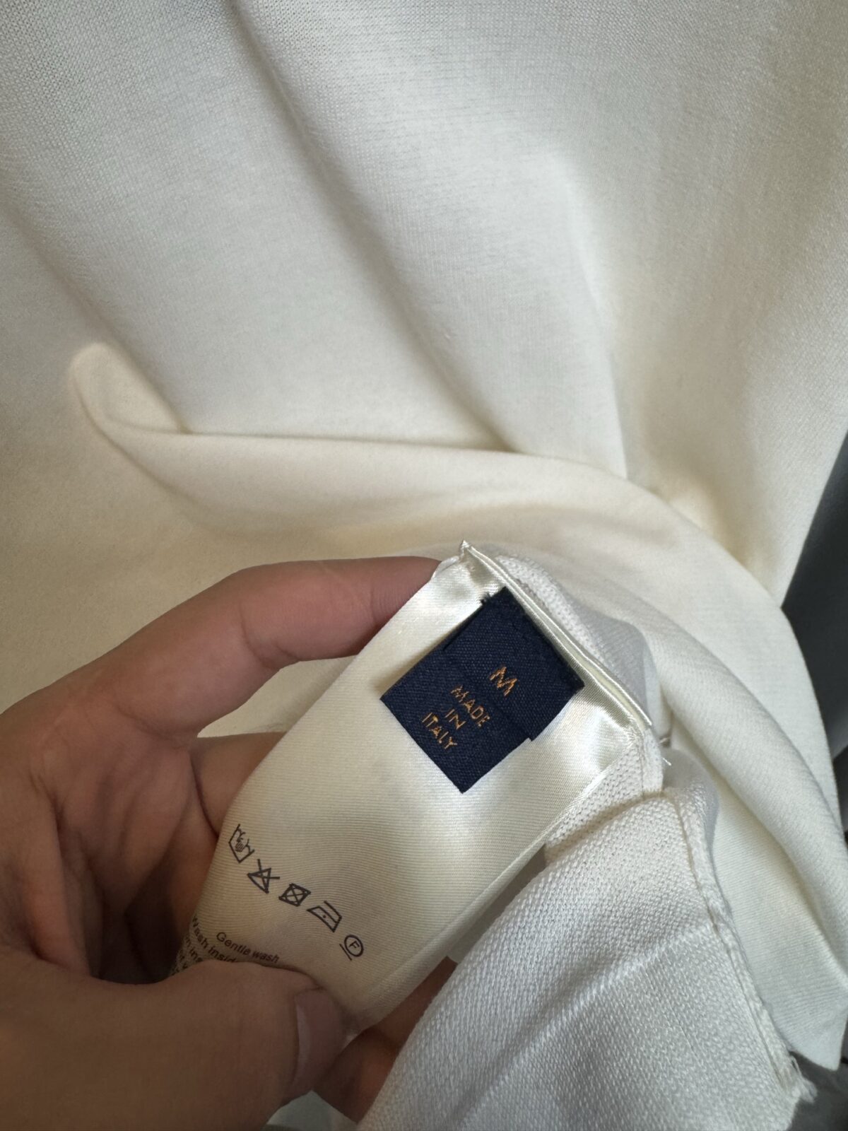 P130 【高版】 LOUIS VUITTON/路易 26ss lv皮质针织微标短袖T恤（米白） 32支双纱精梳棉棉纱，采用德国进口机（SOTO）14针织机，模版刺绣，毛料酵洗，定制皮标、商标，合身版型 #建议手洗（本产品为毛料织造而成不易机洗） Size：s/m/l/xl