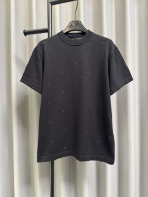 weigou_171913_0_00617edb69 P180 【高端复刻】 LouisVuitton/路易威登 26Ss 小字母刺绣针织短袖(黑) 采用14S高质纯棉纱线,通过细针高密圆机针织技术。 LV针脚勾勒出流畅的细长曲线,形成清晰锐利的浮雕式线条。版型还原原单,宽松舒适无压力,品质拉满 实打实好货 。上身简约易搭 ootd必备款 好看的衣服从不挑人 情侣衣柜必入推荐 认准版本。 Size:s/m/l/xl