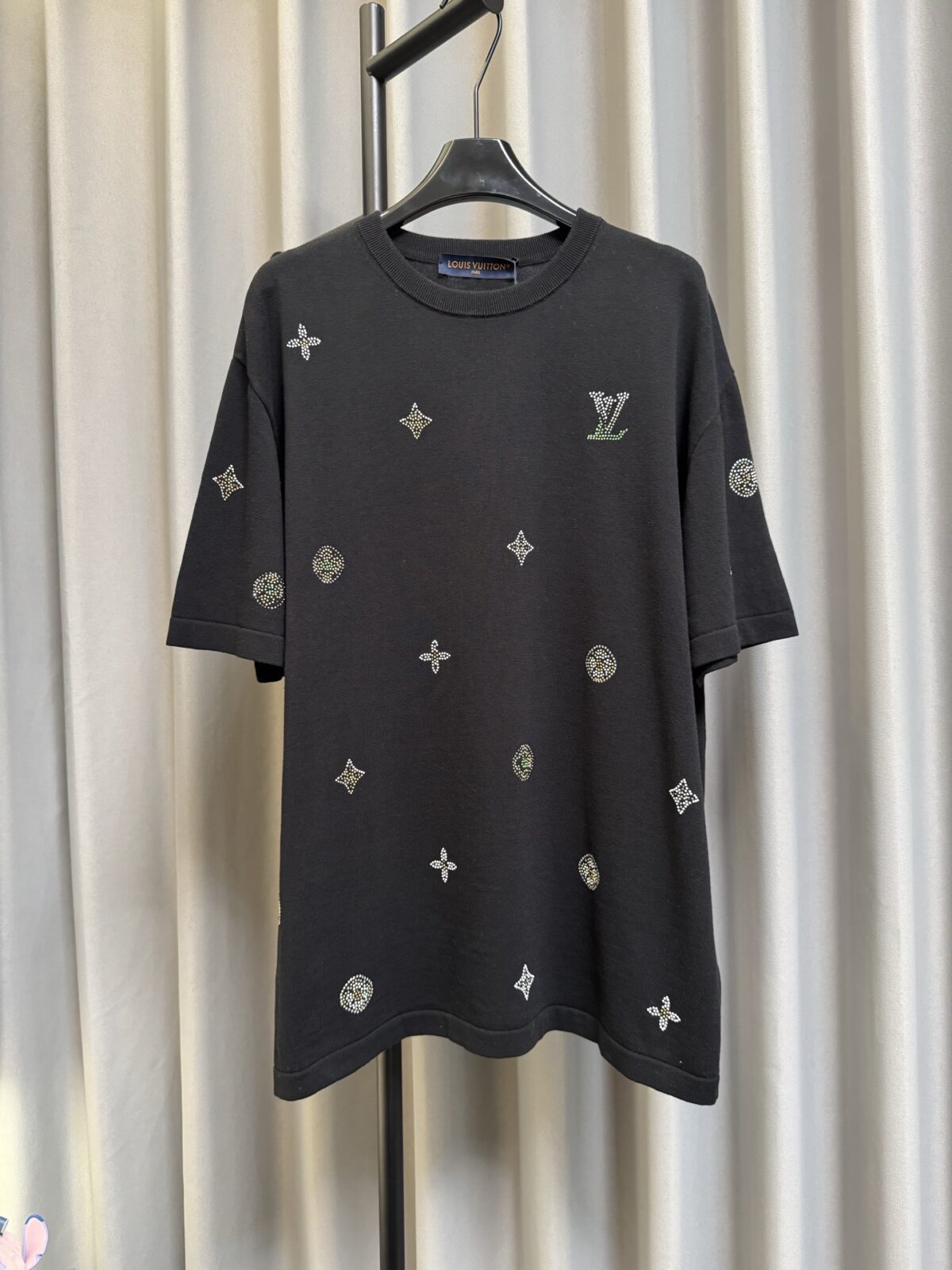 weigou_171935_0_b8d9f766a9 P160 【高端复刻】 Louis Vuitton/路易 26ss 老花烫钻针织短袖T恤(黑) 采用定制黑色棉质针织面料,做到100%全棉进口纱线,意大利制造,全幅饰以莱茵石字母标识,定织标志性罗纹领口 袖口 下摆,超紧密度局部编织 高端版 认准版本。 Size:s/m/l/xl