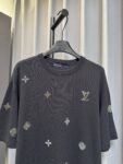weigou_171935_1_cac0fd269e P160 【高端复刻】 Louis Vuitton/路易 26ss 老花烫钻针织短袖T恤(黑) 采用定制黑色棉质针织面料,做到100%全棉进口纱线,意大利制造,全幅饰以莱茵石字母标识,定织标志性罗纹领口 袖口 下摆,超紧密度局部编织 高端版 认准版本。 Size:s/m/l/xl