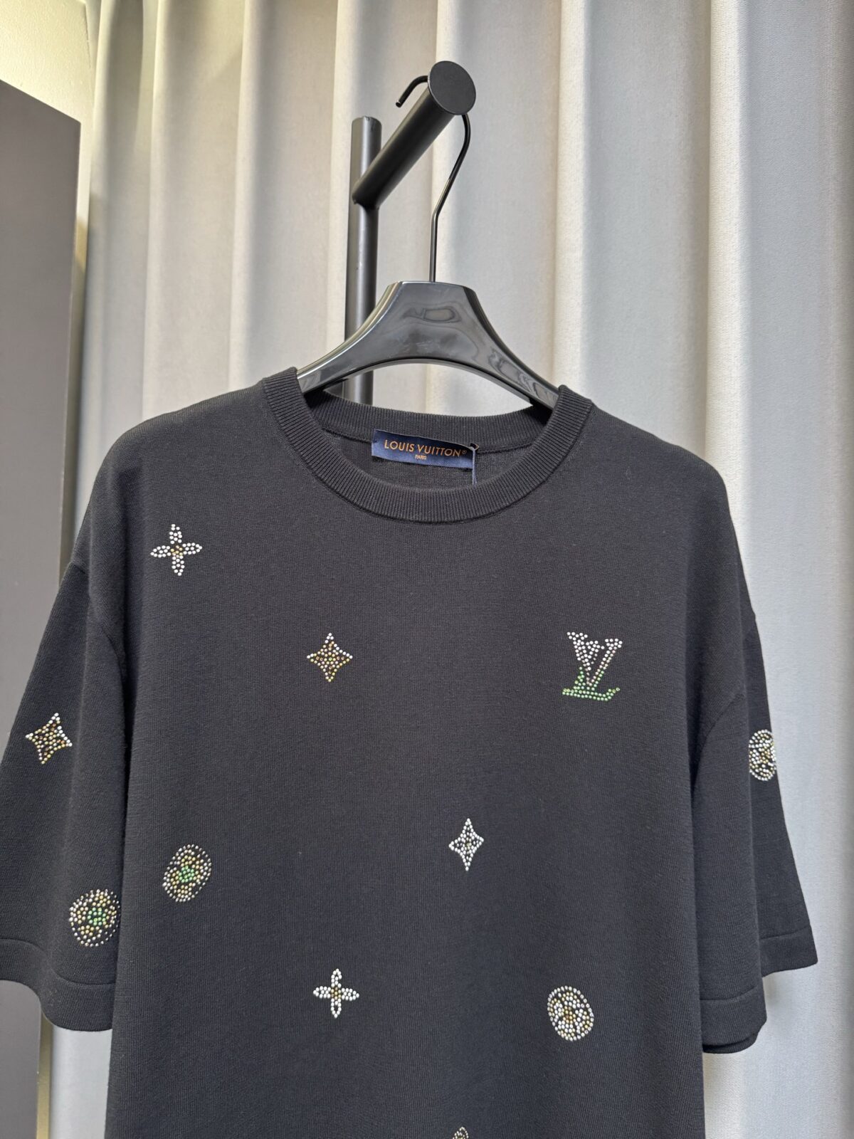 weigou_171935_1_cac0fd269e P160 【高端复刻】 Louis Vuitton/路易 26ss 老花烫钻针织短袖T恤(黑) 采用定制黑色棉质针织面料,做到100%全棉进口纱线,意大利制造,全幅饰以莱茵石字母标识,定织标志性罗纹领口 袖口 下摆,超紧密度局部编织 高端版 认准版本。 Size:s/m/l/xl