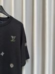 weigou_171935_2_d9f5b7b5d5 P160 【高端复刻】 Louis Vuitton/路易 26ss 老花烫钻针织短袖T恤(黑) 采用定制黑色棉质针织面料,做到100%全棉进口纱线,意大利制造,全幅饰以莱茵石字母标识,定织标志性罗纹领口 袖口 下摆,超紧密度局部编织 高端版 认准版本。 Size:s/m/l/xl