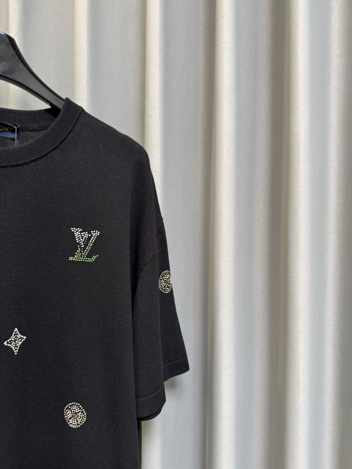 weigou_171935_2_d9f5b7b5d5 P160 【高端复刻】 Louis Vuitton/路易 26ss 老花烫钻针织短袖T恤(黑) 采用定制黑色棉质针织面料,做到100%全棉进口纱线,意大利制造,全幅饰以莱茵石字母标识,定织标志性罗纹领口 袖口 下摆,超紧密度局部编织 高端版 认准版本。 Size:s/m/l/xl