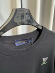 weigou_171935_3_ff3a4daca6 P160 【高端复刻】 Louis Vuitton/路易 26ss 老花烫钻针织短袖T恤(黑) 采用定制黑色棉质针织面料,做到100%全棉进口纱线,意大利制造,全幅饰以莱茵石字母标识,定织标志性罗纹领口 袖口 下摆,超紧密度局部编织 高端版 认准版本。 Size:s/m/l/xl