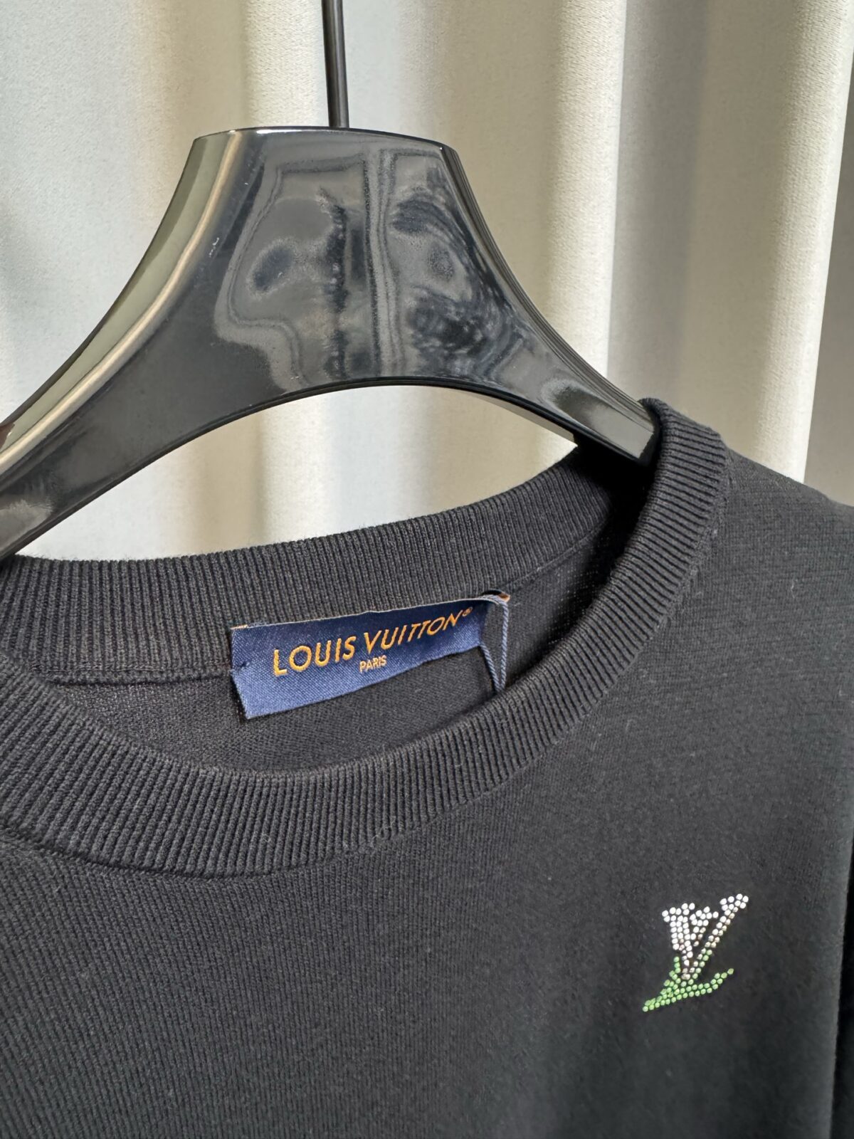 weigou_171935_3_ff3a4daca6 P160 【高端复刻】 Louis Vuitton/路易 26ss 老花烫钻针织短袖T恤(黑) 采用定制黑色棉质针织面料,做到100%全棉进口纱线,意大利制造,全幅饰以莱茵石字母标识,定织标志性罗纹领口 袖口 下摆,超紧密度局部编织 高端版 认准版本。 Size:s/m/l/xl