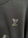weigou_171935_4_6cd3cfa5aa P160 【高端复刻】 Louis Vuitton/路易 26ss 老花烫钻针织短袖T恤(黑) 采用定制黑色棉质针织面料,做到100%全棉进口纱线,意大利制造,全幅饰以莱茵石字母标识,定织标志性罗纹领口 袖口 下摆,超紧密度局部编织 高端版 认准版本。 Size:s/m/l/xl