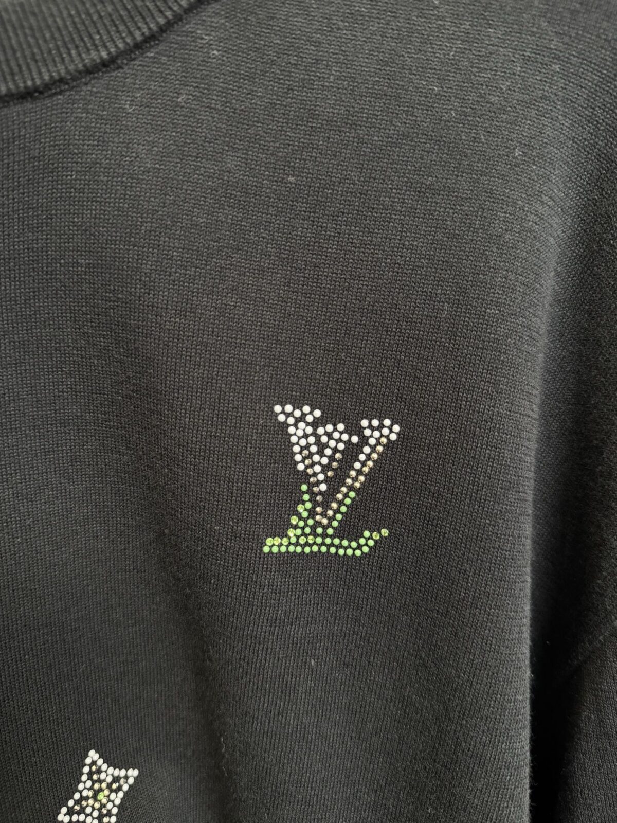 weigou_171935_4_6cd3cfa5aa P160 【高端复刻】 Louis Vuitton/路易 26ss 老花烫钻针织短袖T恤(黑) 采用定制黑色棉质针织面料,做到100%全棉进口纱线,意大利制造,全幅饰以莱茵石字母标识,定织标志性罗纹领口 袖口 下摆,超紧密度局部编织 高端版 认准版本。 Size:s/m/l/xl