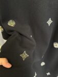 weigou_171935_5_4a0b876c7b P160 【高端复刻】 Louis Vuitton/路易 26ss 老花烫钻针织短袖T恤(黑) 采用定制黑色棉质针织面料,做到100%全棉进口纱线,意大利制造,全幅饰以莱茵石字母标识,定织标志性罗纹领口 袖口 下摆,超紧密度局部编织 高端版 认准版本。 Size:s/m/l/xl