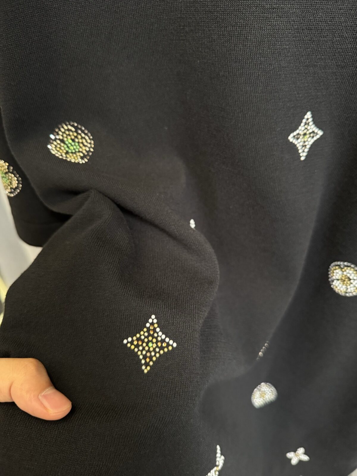 weigou_171935_5_4a0b876c7b P160 【高端复刻】 Louis Vuitton/路易 26ss 老花烫钻针织短袖T恤(黑) 采用定制黑色棉质针织面料,做到100%全棉进口纱线,意大利制造,全幅饰以莱茵石字母标识,定织标志性罗纹领口 袖口 下摆,超紧密度局部编织 高端版 认准版本。 Size:s/m/l/xl