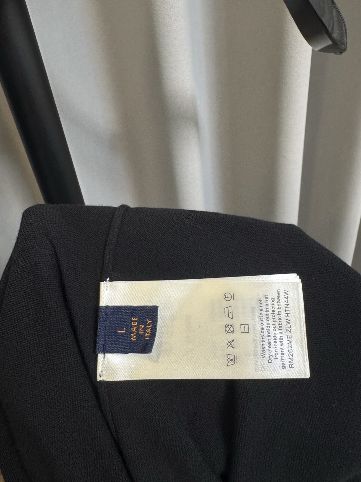 weigou_171935_6_05321acd2d P160 【高端复刻】 Louis Vuitton/路易 26ss 老花烫钻针织短袖T恤(黑) 采用定制黑色棉质针织面料,做到100%全棉进口纱线,意大利制造,全幅饰以莱茵石字母标识,定织标志性罗纹领口 袖口 下摆,超紧密度局部编织 高端版 认准版本。 Size:s/m/l/xl