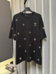 weigou_171935_7_01cebbec1a P160 【高端复刻】 Louis Vuitton/路易 26ss 老花烫钻针织短袖T恤(黑) 采用定制黑色棉质针织面料,做到100%全棉进口纱线,意大利制造,全幅饰以莱茵石字母标识,定织标志性罗纹领口 袖口 下摆,超紧密度局部编织 高端版 认准版本。 Size:s/m/l/xl