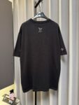 weigou_171935_8_4b275281be P160 【高端复刻】 Louis Vuitton/路易 26ss 老花烫钻针织短袖T恤(黑) 采用定制黑色棉质针织面料,做到100%全棉进口纱线,意大利制造,全幅饰以莱茵石字母标识,定织标志性罗纹领口 袖口 下摆,超紧密度局部编织 高端版 认准版本。 Size:s/m/l/xl